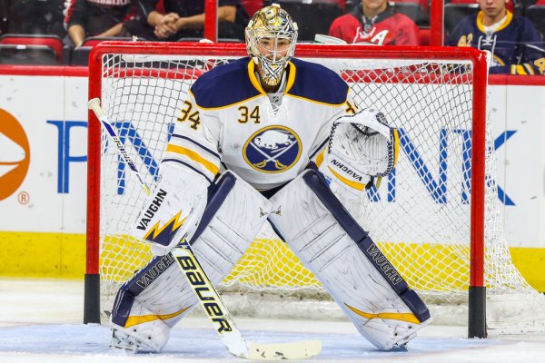 Michal-Neuvirth-Buffalo-Sabres-NHL-001