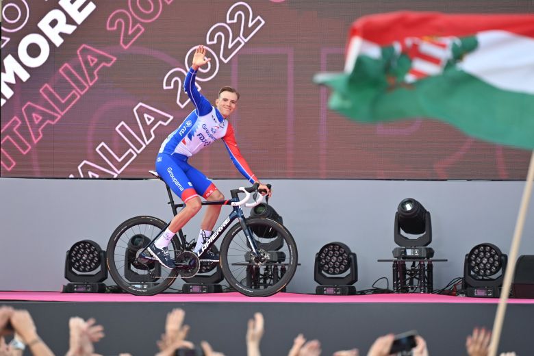 Giro d'Italia - A zsúfolásig telt Hősök terén köszöntötték a csapatokat 004
