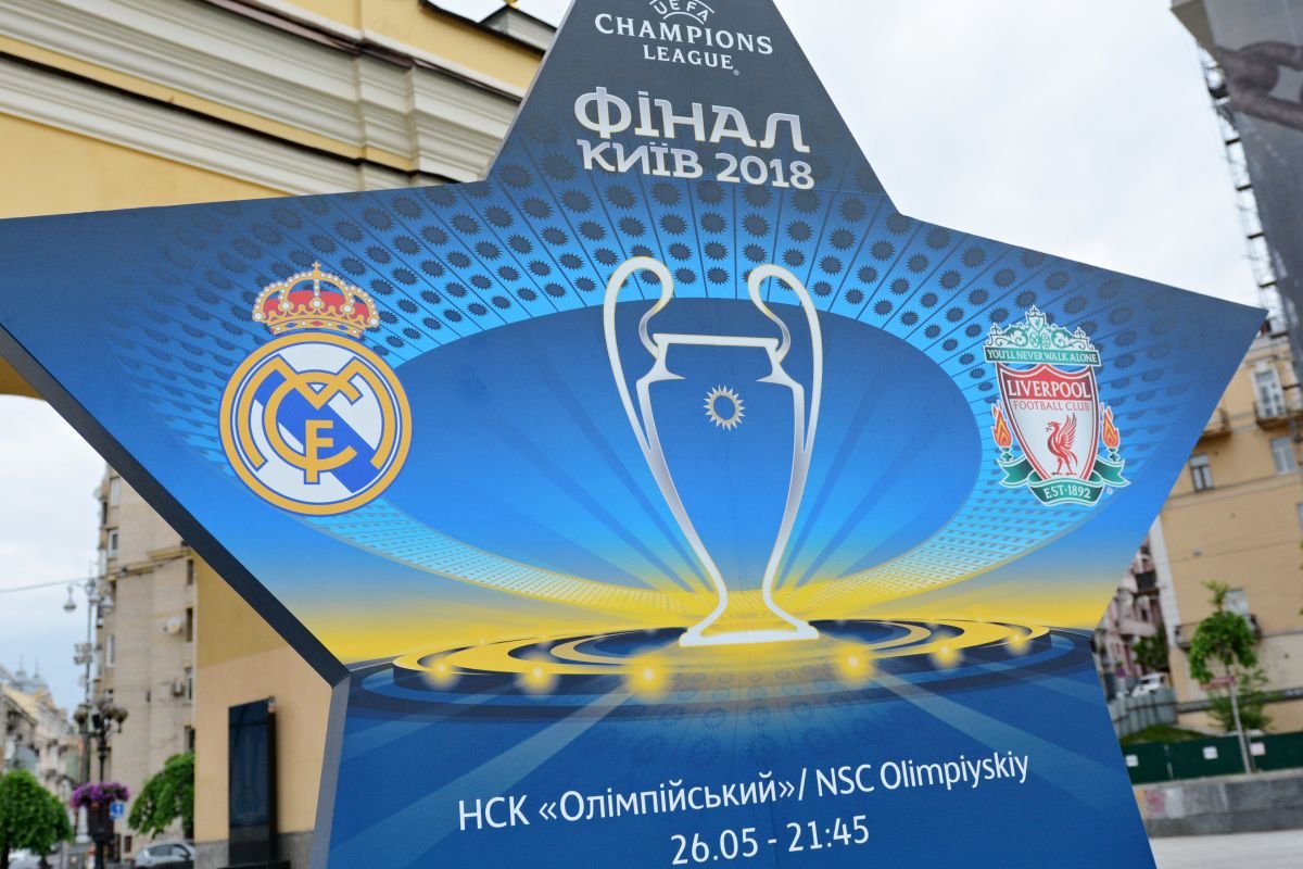 Bajnokok Ligája 2018-s döntő Real Madrid és Liverpool, a 2018-s Bajnokok Ligája döntős csapatainak címerei Kijevben (Fotó: Review News / Shutterstock.com)