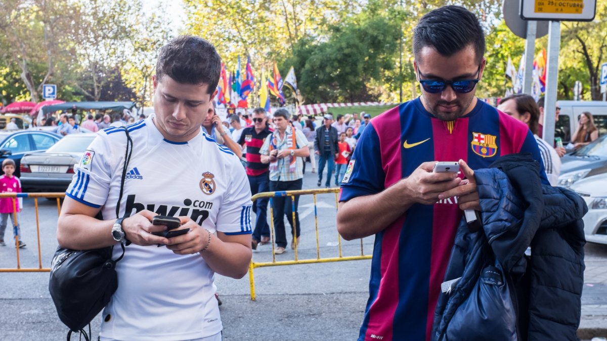 Real Madrid és FC Barcelona szurkolók egymás mellett