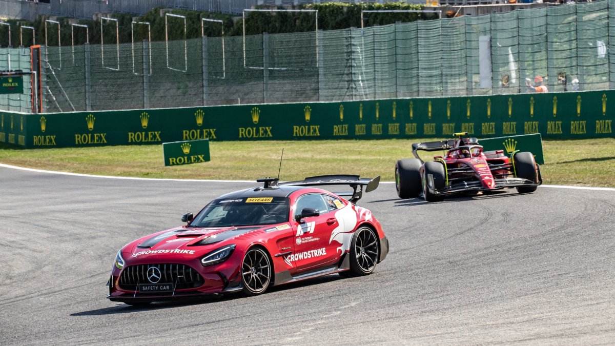 Formula 1 biztonsági autó a versenypályán
