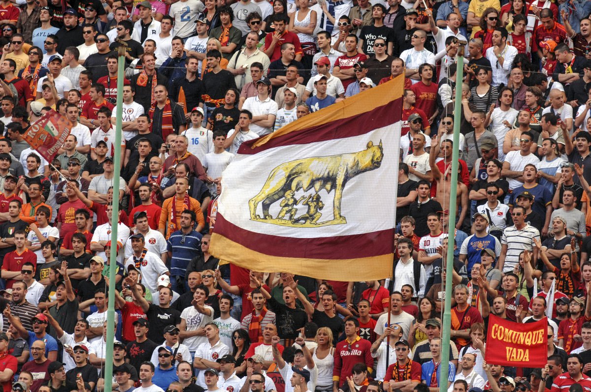 AS Roma szurkolók zászlókkal a stadionban